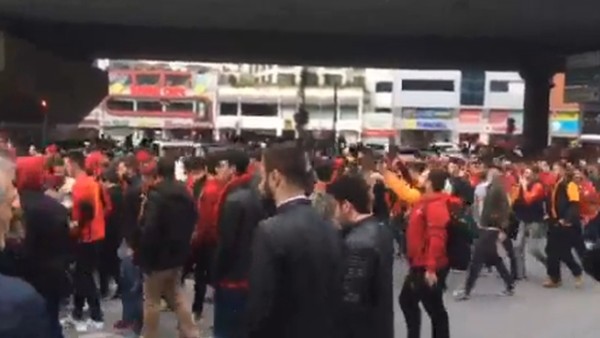 Galatasaray taraftarı derbi havasına girdi