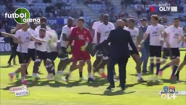 Bastia taraftarları Lyon futbolcularına saldırdı 