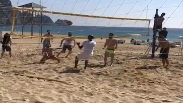 Alanyasporlu futbolcuların plajda voleybol keyfi