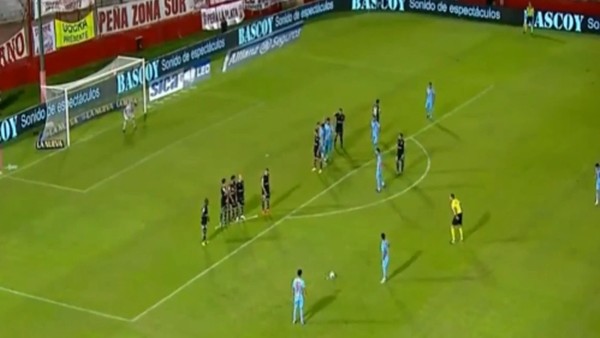 Tam köşeye muhteşem frikik golü