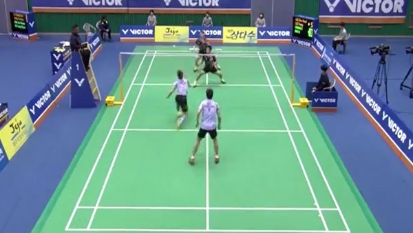 Badminton maçında göz dolduran mücadele