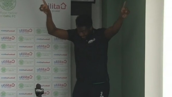 Kolo Toure, kendisi ve kardeşi ile özdeşleşen dansını sergiliyor.