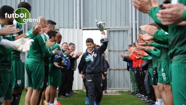 Bursasporlu futbolcular minik şampiyonları alkışlarla karşıladı