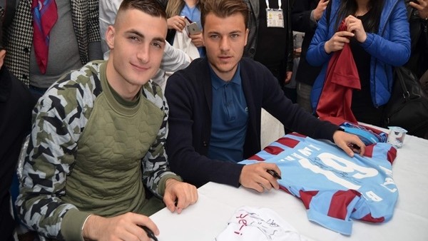 Trabzonsporlu futbolcular imza dağıttı