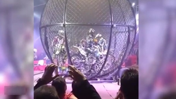 Kafes içindeki motorcuların gösterisi nefes kesti