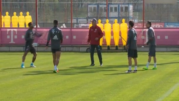 Carlo Ancelotti ve öğrencilerinden futbol şov