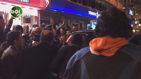 Beşiktaşlı taraftarlar maç çıkışında Tayfur Havutçu'ya büyük ilgi gösterdi.