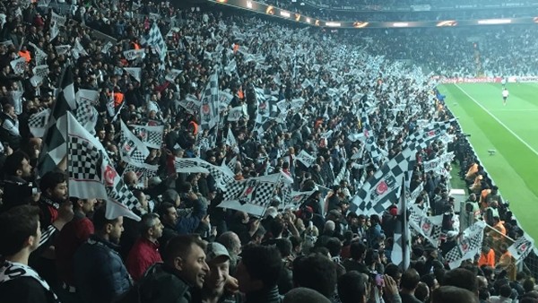 Vodafone Arena'da bayrak şov