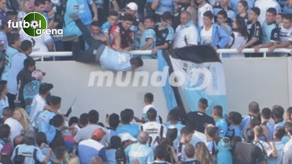 Tribünden aşağıya attılar!