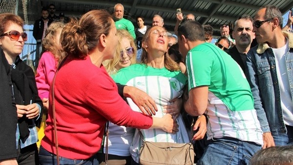 Taraftarlar ağladı, futbolcular yere yığıldı