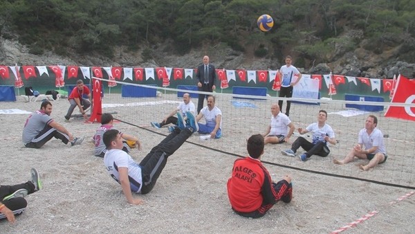 Türkiye'de ilk kez oturarak voleybol oynandı