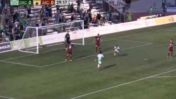 Taklalı taçtan gelen topa röveşatayla çaktı