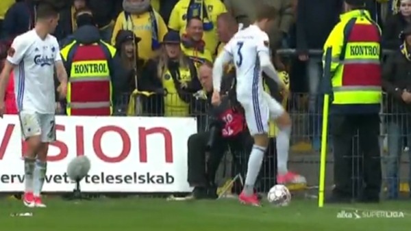 Brondby taraftarı ölü fare yağdırdı!