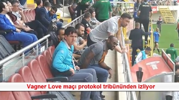 Vagner Love maçı protokol tribününden izliyor