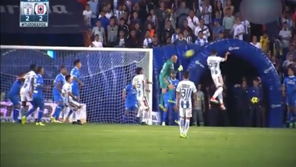 44 yaşındaki kaleci takımını ipten aldı