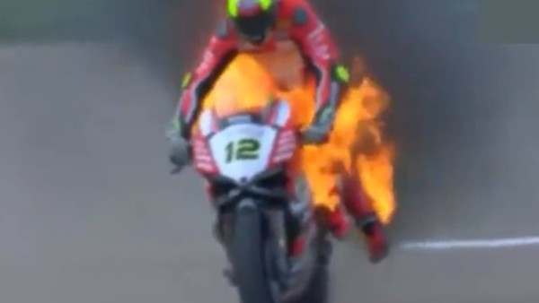 Yarış esnasında motoru yandı