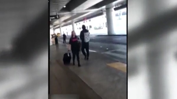 Amerikan futbolu oyuncusundan hayranlarına çirkin davranış