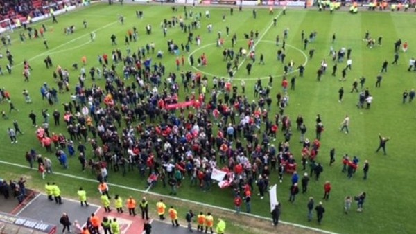 Taraftarlar saha içini işgal etti