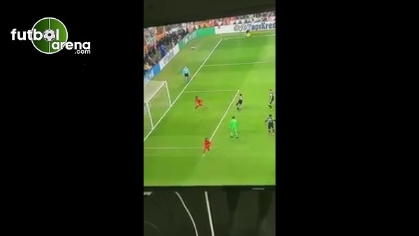 Lacazette'nin golünde Felipe Melo'nun sevinci