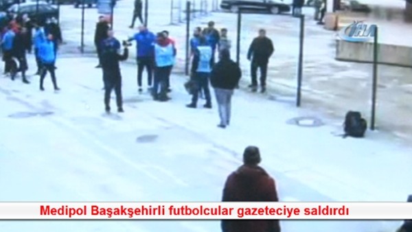Medipol Başakşehirli futbolcular gazeteciye saldırdı
