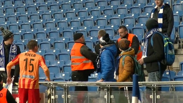 Futbolcu tartıştığı taraftara yumruk attı