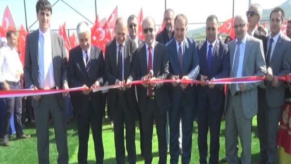 Suriyeliler için futbol sahası yapıldı