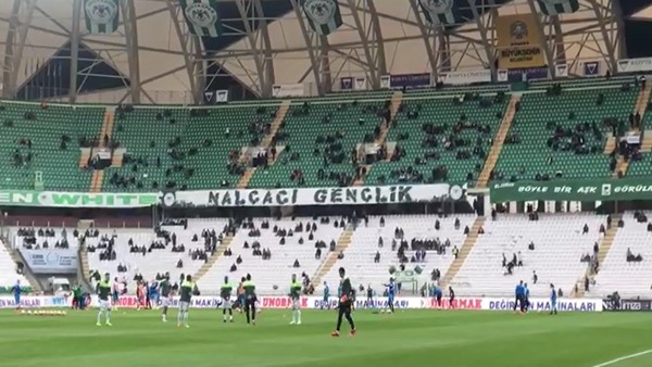 Konyaspor - Bursaspor maçı öncesi takımlar ısınıyor.