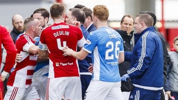 Takım arkadaşları kavga edince oyundan atıldılar