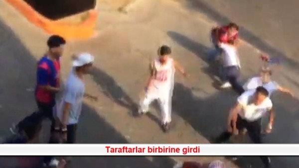 Taraftarlar birbirine girdi!