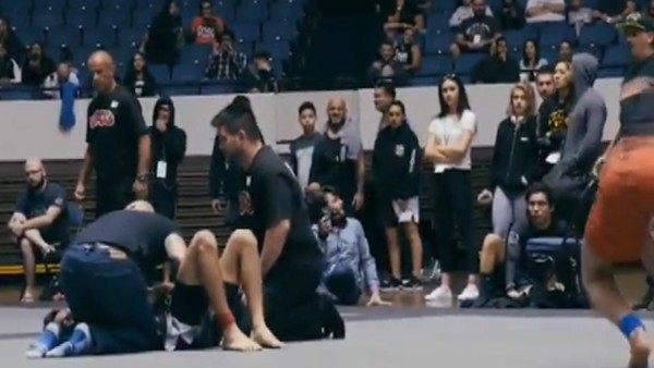 Rakibinin kolunu acımadan kırdı