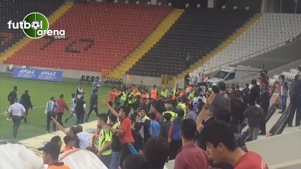 Futbolcular muhabire saldırmaya çalıştı!