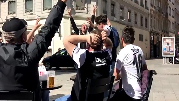Beşiktaşlı taraftarlardan Lyon sokaklarında üçlü