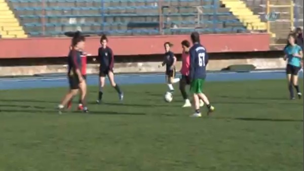 İranlı kadın hemşire, futbol yeteneğiyle göz dolduruyor