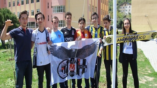 4 büyüklerin taraftarları birlikte Beşiktaş bayrağını göndere çekti