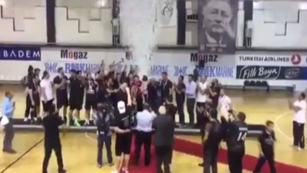 Şampiyon Beşiktaş Mogaz kupayı kaldırdı