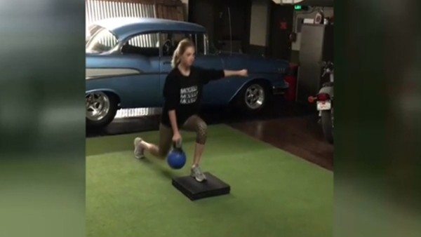 Kate Upton'dan sabah sporu!