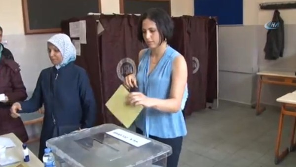 Hülya Avşar'ın Kızı Zehra'nın ilk oy şaşkınlığı