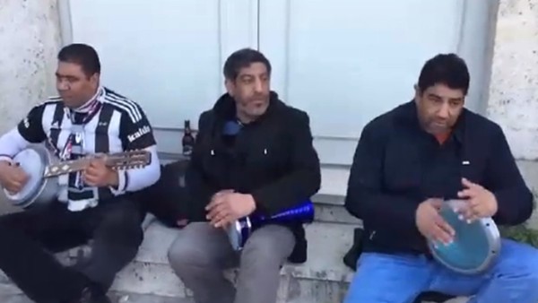 Vodafone Arena çevresindeki sokak çalgıcılarından İzmir Marşı