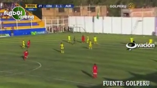 Orta sahadan harika bir frikik golü attı