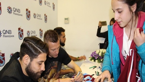 Trabzonsporlu futbolcular imza gününe katıldı