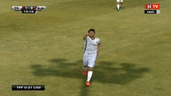 Beşiktaşlı Burak Ceylan golden sonra annesine koştu