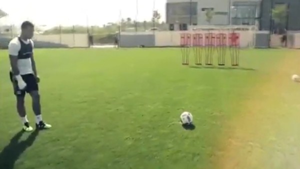 Memphis Depay antrenmnda frikik çalışıyor