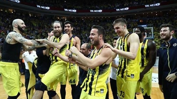 Fenerbahçeli basketbolculardan maç sonu galibiyet şarkısı