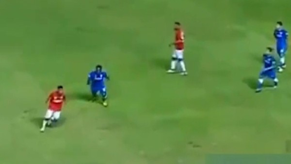 Essien  sahada oyuncu kovaladı