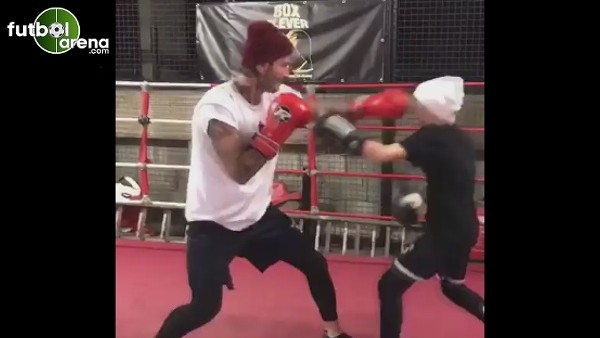 Beckham oğlu ile boks maçı yapıyor