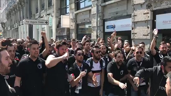 Beşiktaşlı taraftarlar Lyon sokaklarını inletti
