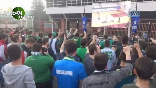 Bursasporlu taraftarlar, seyircisiz maçı dev ekranda izledi