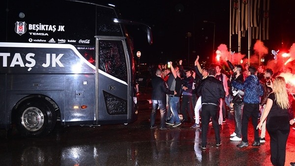 Beşiktaşlı taraftarlar takımı karşıladı