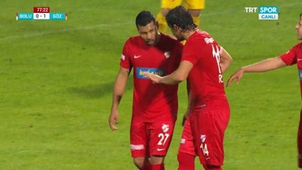 Andre Santos rakibine saldırmaya çalıştı!