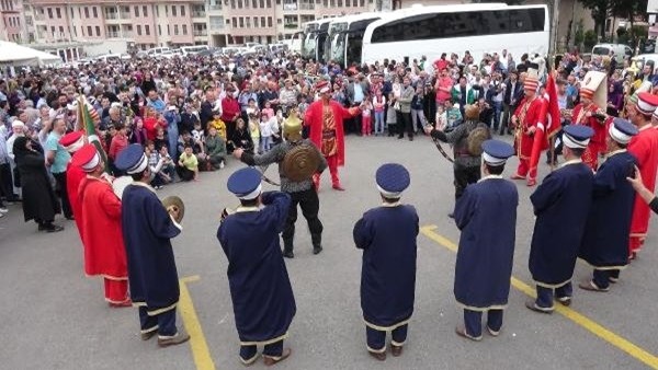 Umre'ye giden Bursaspor taraftarlarına mehterli uğurlama